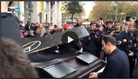 Parigi, pianista suona "Imagine" vicino al Bataclan